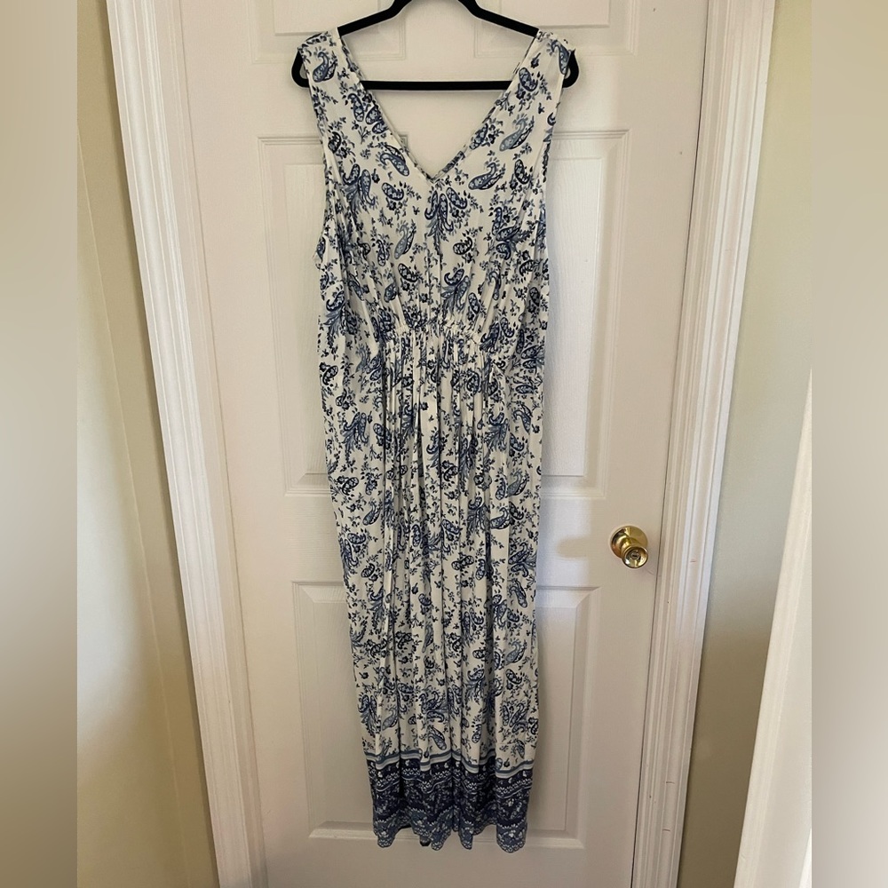 Lucky Brand Co; 2x; Blue/white floral maxi sundress; gathered at waist